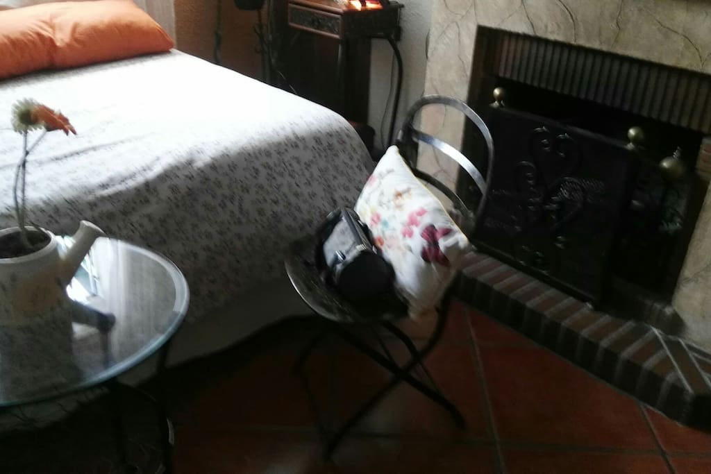 habitación con chimenea para tres