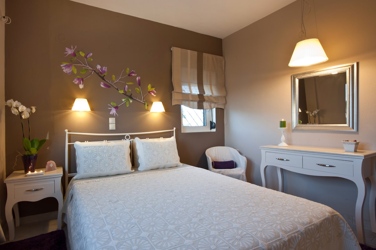 宽敞舒适的卧室环境中的标准双人床