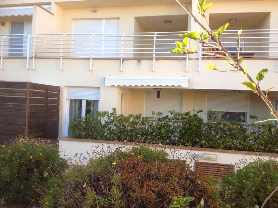 Terraza abierta a zonas comunes, piscina y zona infantil