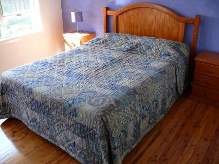 חדר שינה 1 (מיטת קווין סייז עם מלתחה גדולה עם מראה מובנית)