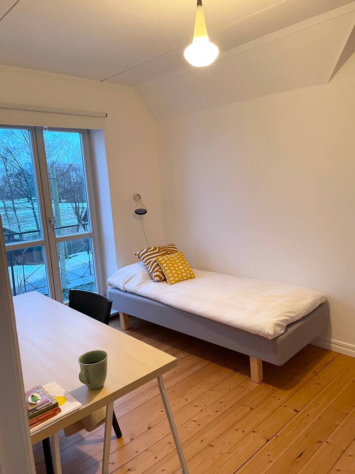 Litet sovrum på övervåningen med 80 cm bred säng och arbetsplats med god uppkoppling