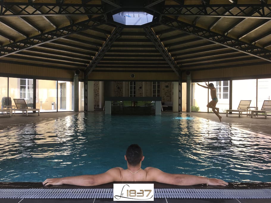 La piscine couverte chauffée à débordement