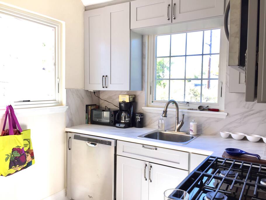 Toaster oven, dishwasher, coffee pot with coffee. All basic kitchenware provided (cutlery, cups and plates, pots and pans, olive oil, shopping bags, etc)