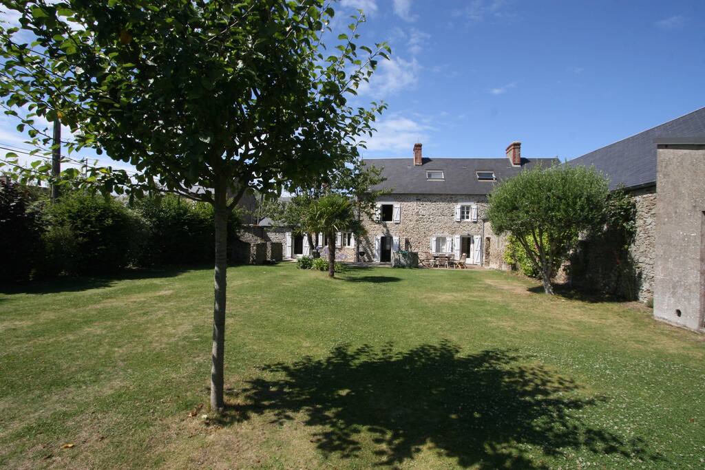 Jardin clos mur et de haies