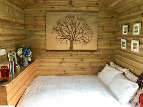 Willow Cabin with riverside view