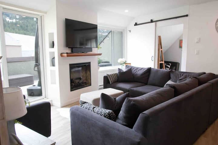 Mountain View Penthouse! Private Hot Tub+free Park - Whistler
