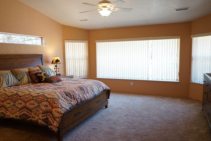 Suite principal con cama SW King y vistas a la piscina y Gunsight Rock