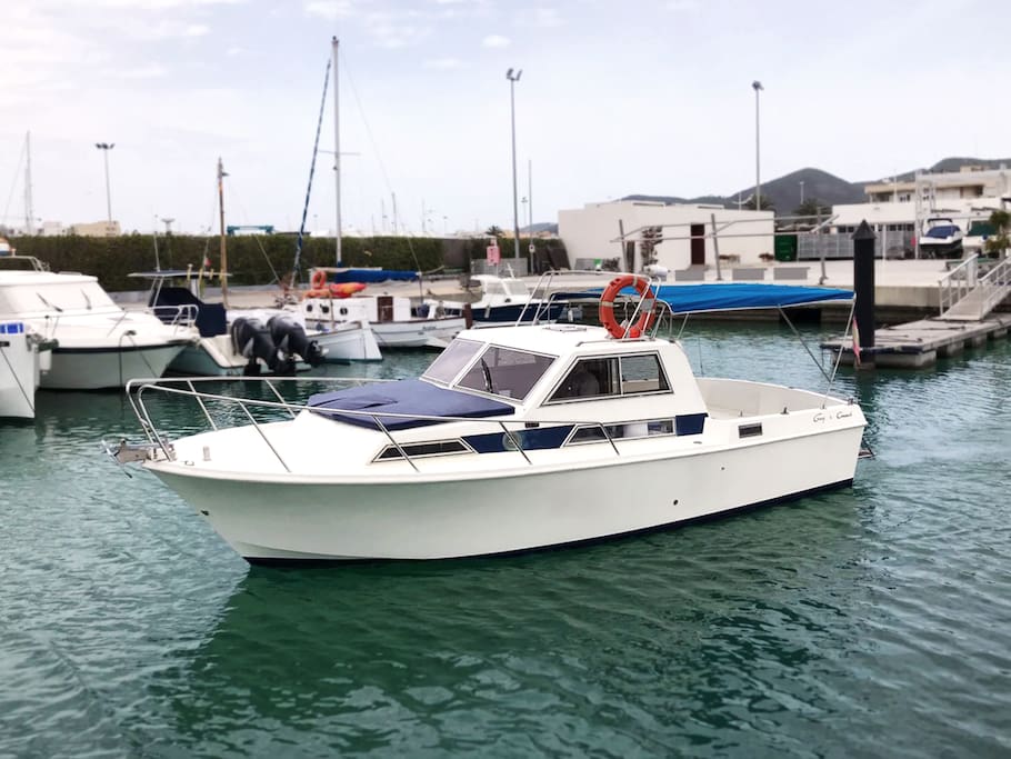 She has a very comfortable and open stern as well as a nice sundeck on the bow to get suntan.