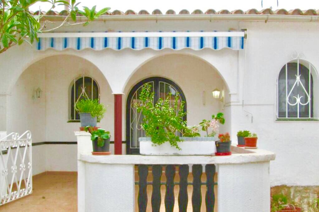 Porche con mesa y sillas, ideal para comer/ cenar.