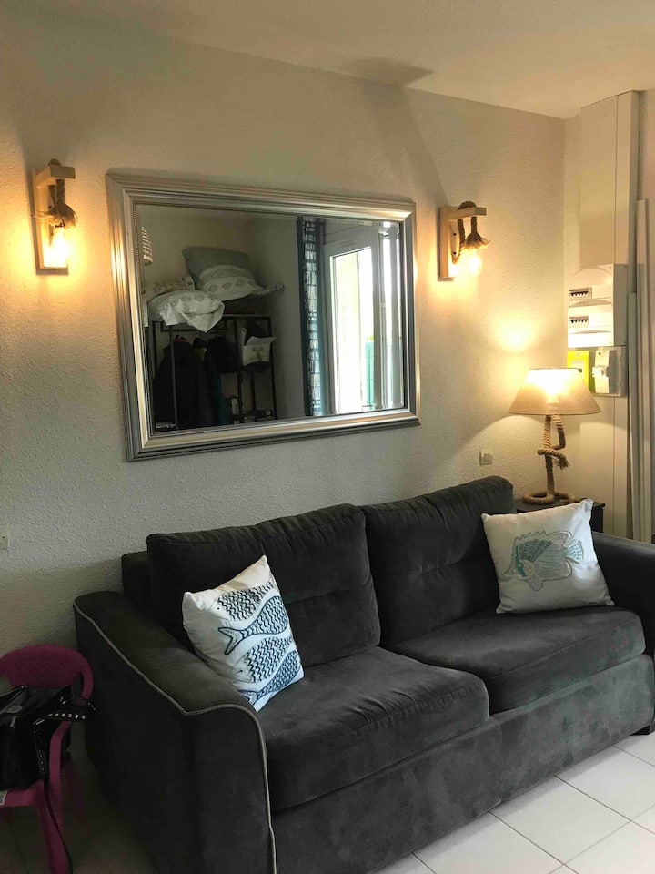 Gyvenamoji erdvė su patogia Bultex čiužiniu sofa-lova, gražia lempa, gražiais skoniais 