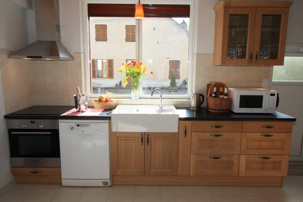 Completely fitted out oak kitchen