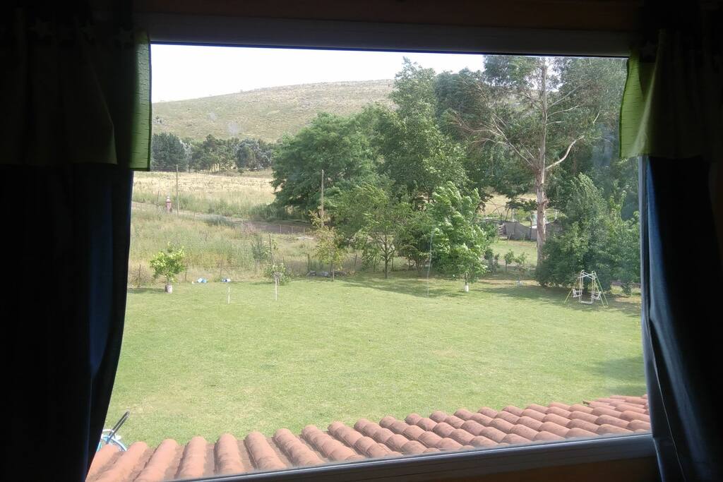 Vista desde una de las habitaciones a las sierras
