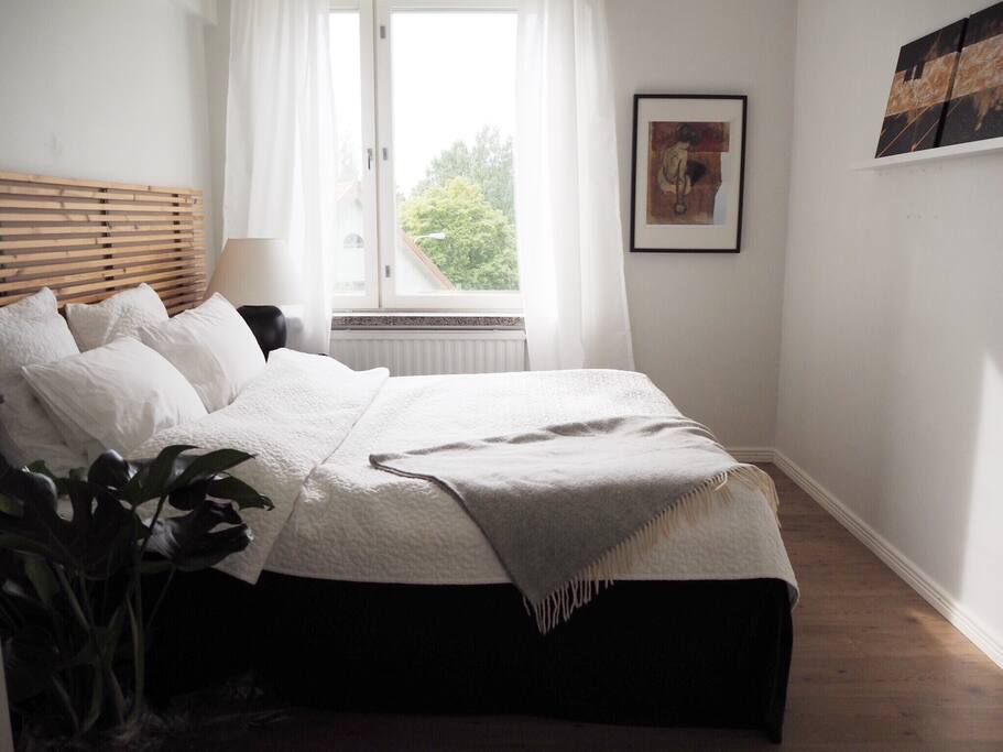 Bedroom with comfortable double/twin bed
