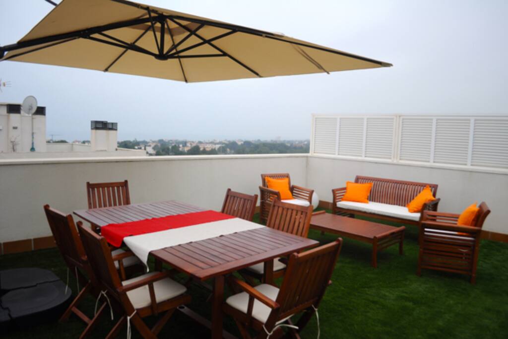Terraza de 60 m2 con vistas al mar y al pueblo
Terrace 60 m2 with sea views and to the town