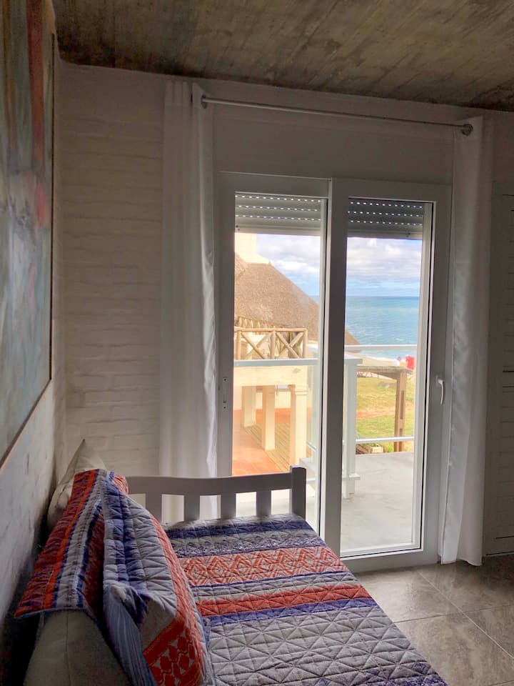 Ďalší obrázok obývacej izby ďalšieho apartmánu na bočnej strane mora.