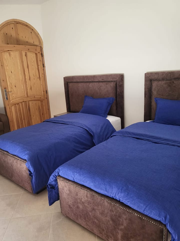 Chumba cha kulala Na. 3 , vitanda 2 vya mtu mmoja na sofa 1 inayoweza kubadilishwa. 