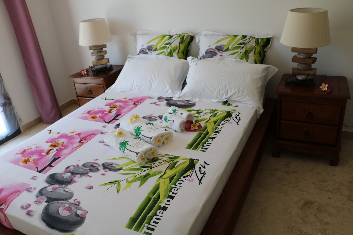 Lit Opium avec sa panoplie aux couleurs des îles