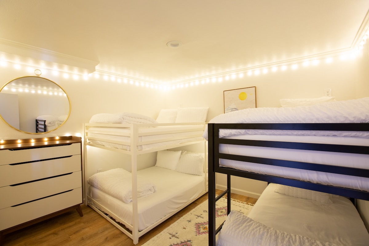 Chumba cha 5 cha kulala chenye vitanda viwili vya ghorofa, kimoja chenye magodoro mawili kimoja chenye magodoro kamili