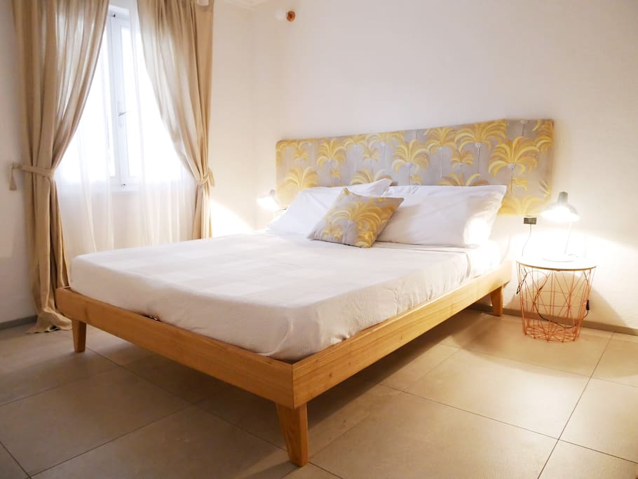 camera da letto con letto matrimoniale e letto singolo