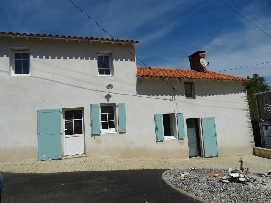 un double accè sde plein peid à la villa