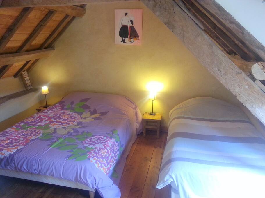 Chambre avec un lit double & un lit simple