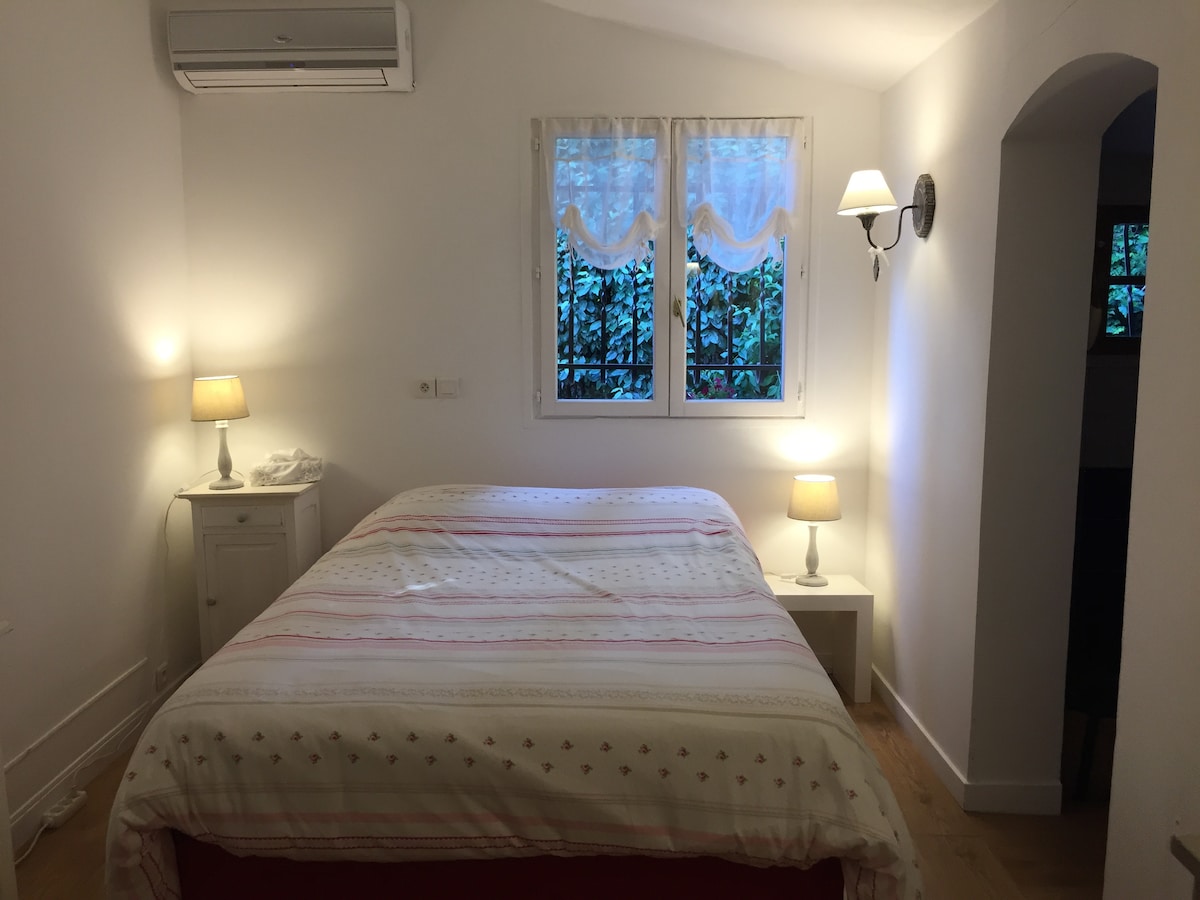 Dhoma e dytë e gjumit dopio me banjë ngjitur 