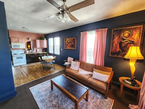 Top performing Airbnb: The Rapsodia in Blu of Little Italy *family run* in Cleveland