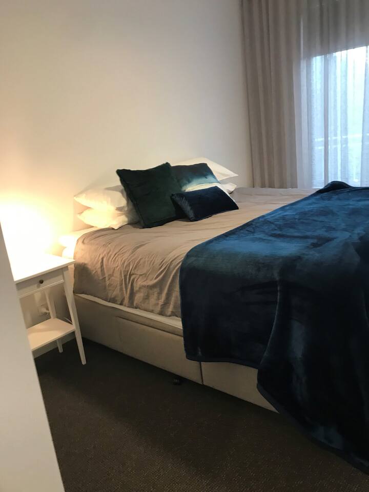 Spálňa Four - manželská posteľ King (s rozkladacou pohovkou)