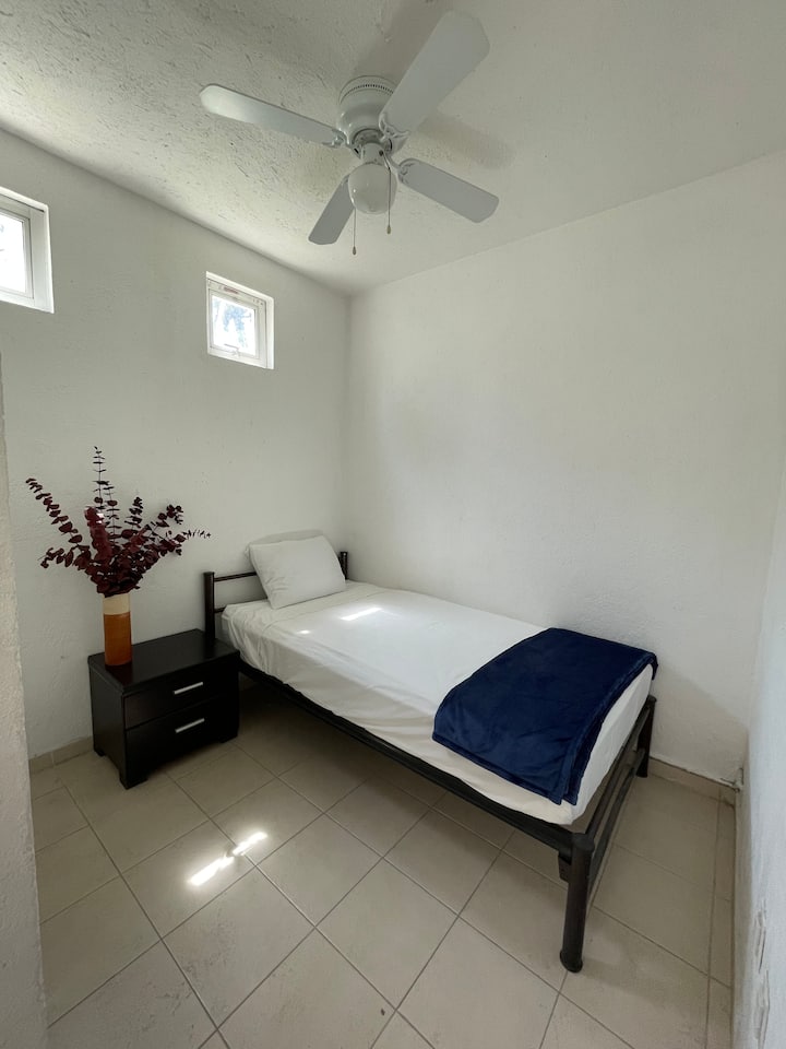 带独立床位和全功能卫生间的公用设施房 