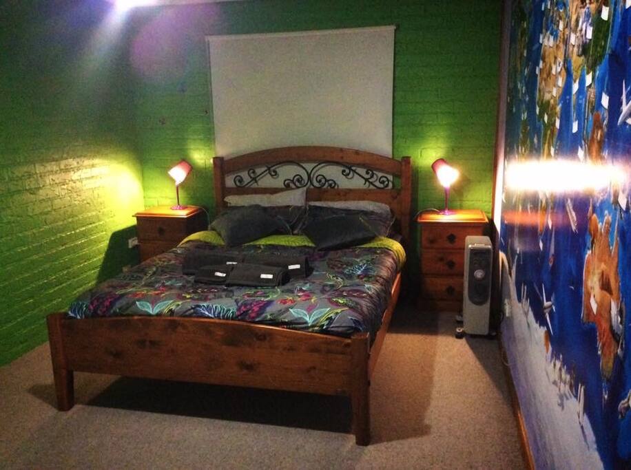 Good size bedroom with wall feature