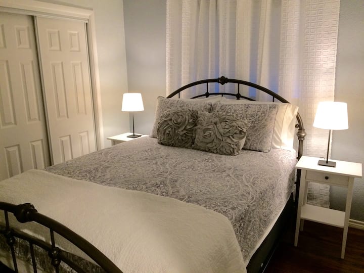 تحتوي غرفة النوم هذه على سرير بحجم كوين مع خزانة ملابس كبيرة ومجموعة متنوعة من الألعاب والكتب لضيوفنا الصغار. يوجد حامل الأمتعة في الخزانة.