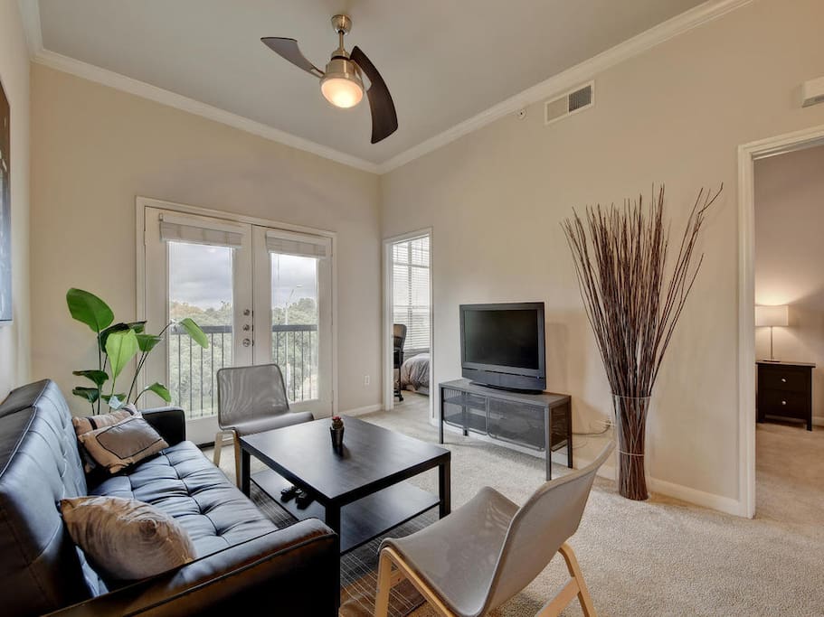 Great bright top floor unit with views and open floor plan!