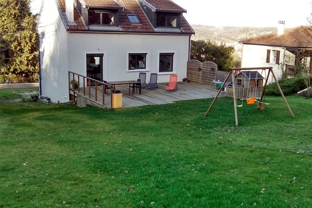 Le terrain engazonné