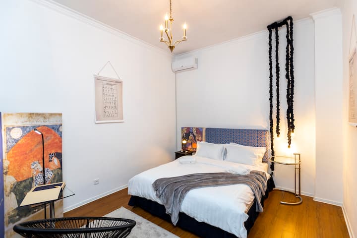 Spavaća soba 3: Inspirirana Shota Rustaveli, poznatim jednostavno kao Rustaveli, bio je srednjovjekovni georgijanski pjesnik. Rustaveli je bio autor knjige The Knight in the Panther 's Skin, koja se smatra georgijanskom nacionalnom epskom pjesmom.