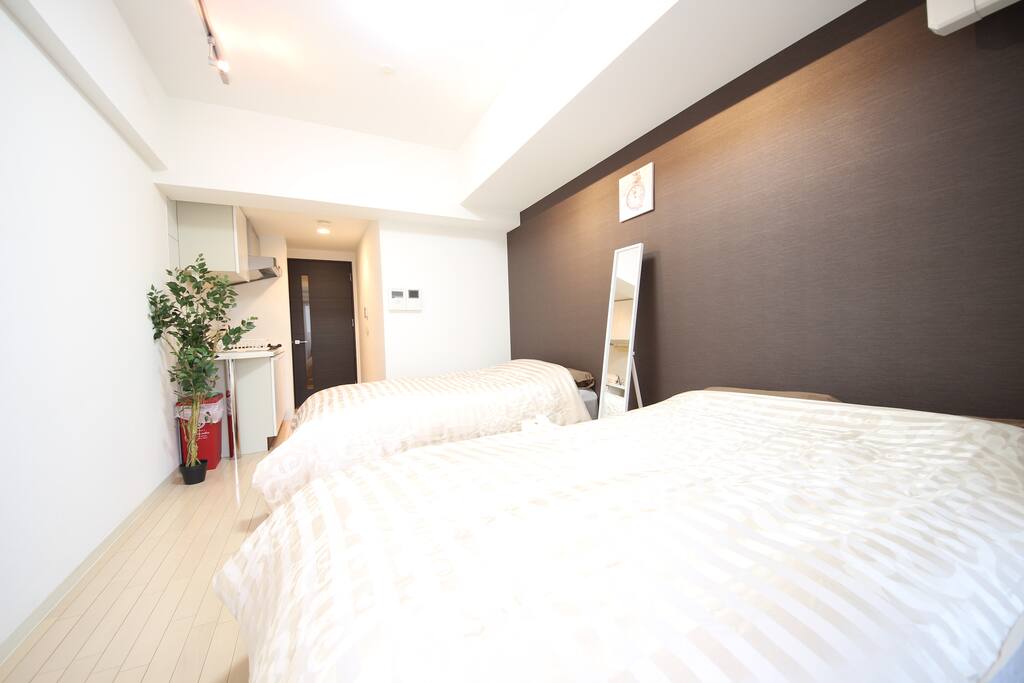 A bedroom with 2 semi-double beds