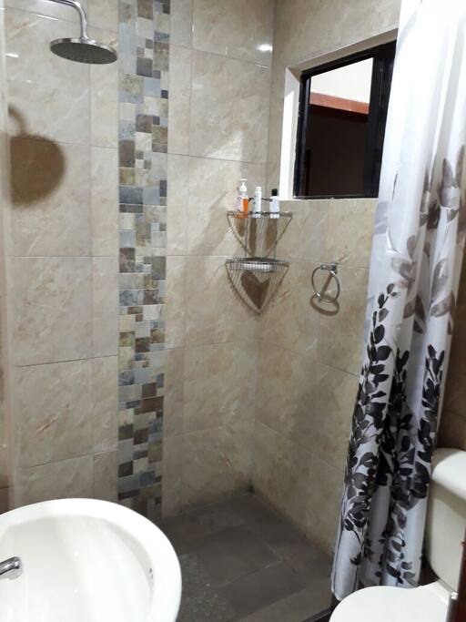 Baño privado con agua caliente, amenitis.