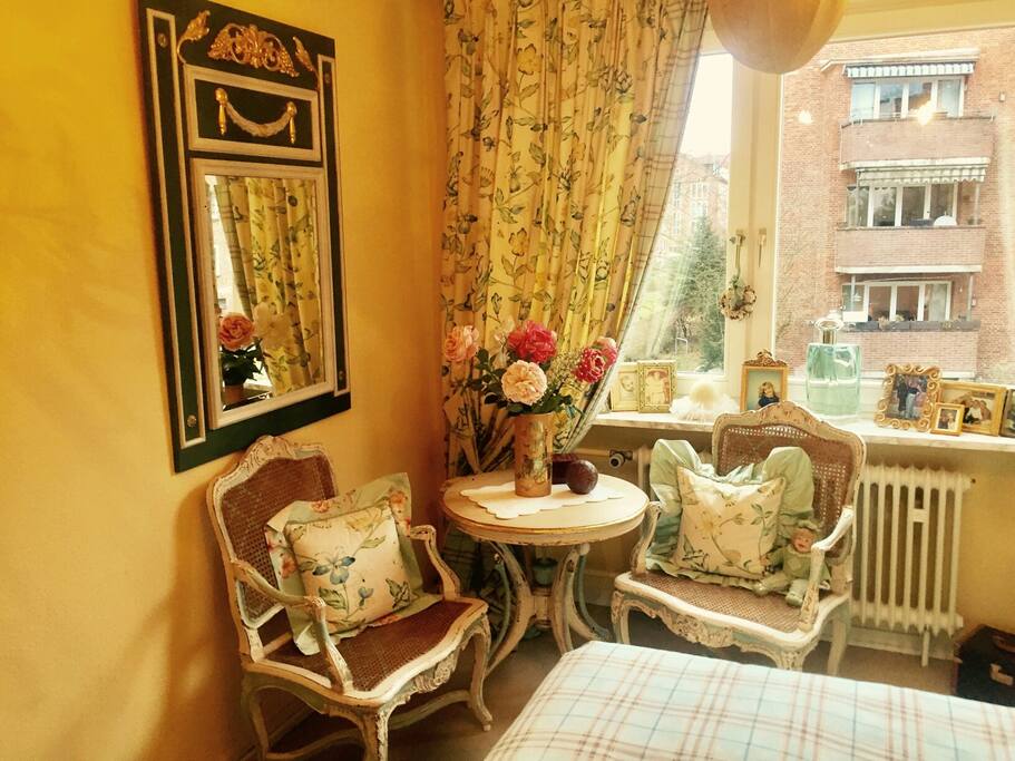 Schlafzimmer mit Sitzgelegenheit
