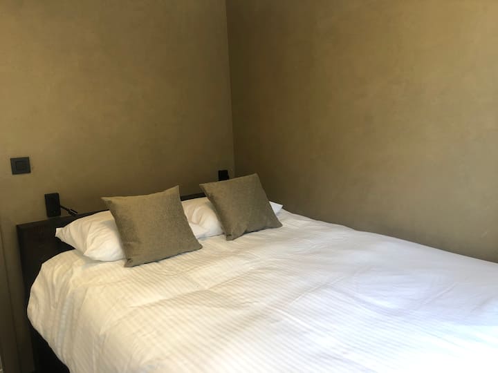 slaapkamer beneden met 2-persoonsbed