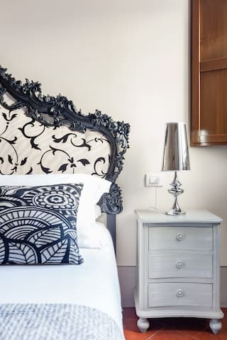 Walk to Ponte Vecchio from a Hip, Colorful Apartment gallery image 3