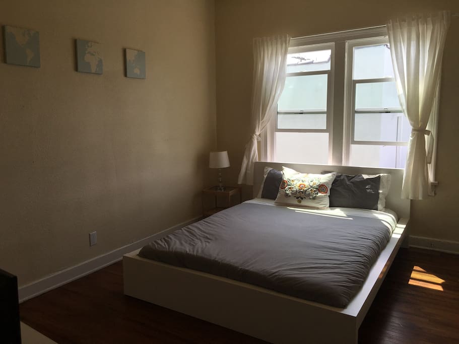 Queen bed with tempurpedic mattress.
