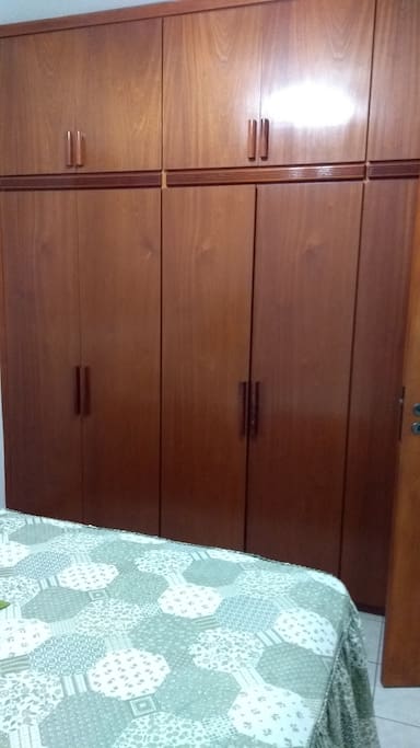 Guarda roupa amplo madeira maciça