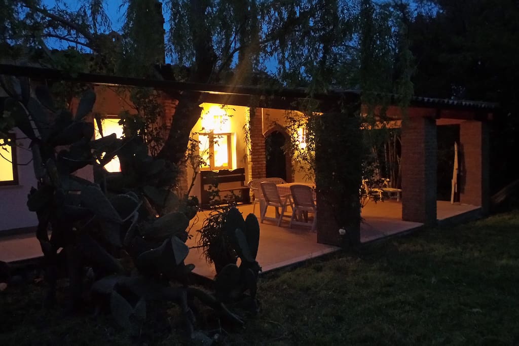 L'esclusivo portico e giardino di pertinenza dell'appartamento. The porch and the garden of the apartment.