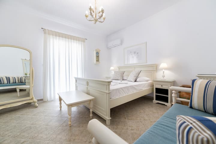 חדר שינה אחר עם ספה נפתחת