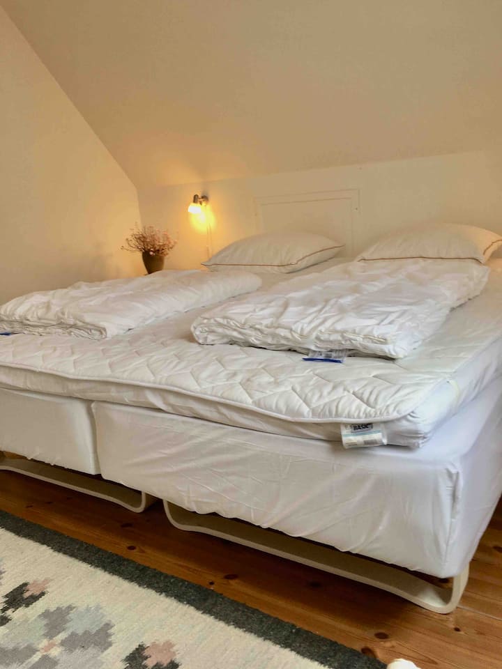 Stort soveværelse med dobbeltseng og god skabsplads