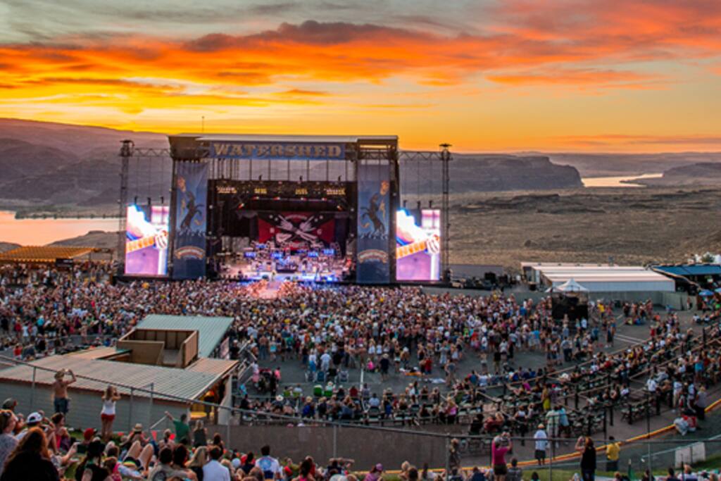 Minutes from the Gorge. Enjoy the concert then relax in unparalleled luxury and comfort.