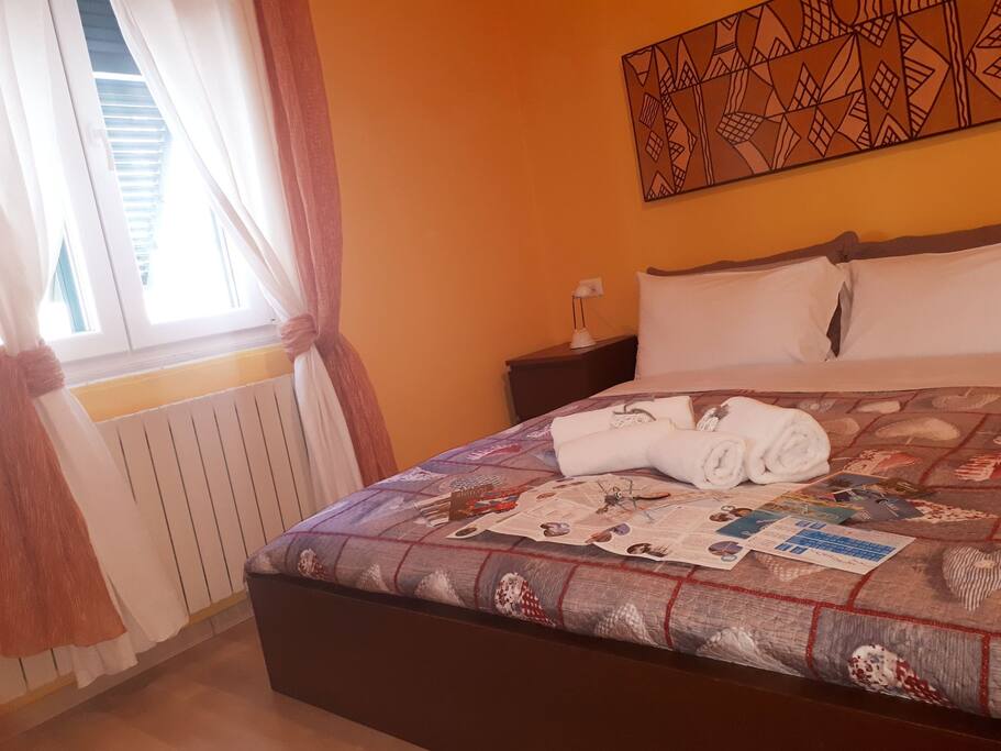 camera matrimoniale arancio- Orange double room