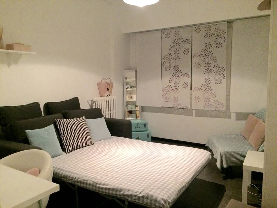 Pièce principale faisant office de chambre ou de salon. Le canapé convertible peut accueillir deux personnes, et le fauteuil que vous voyez dans le coin à droite est en fait un BZ convertible en lit pour une personne. Les panneaux japonais vous cacheront parfaitement de la vue extérieure tout en laissant entrer la lumière du jour.
