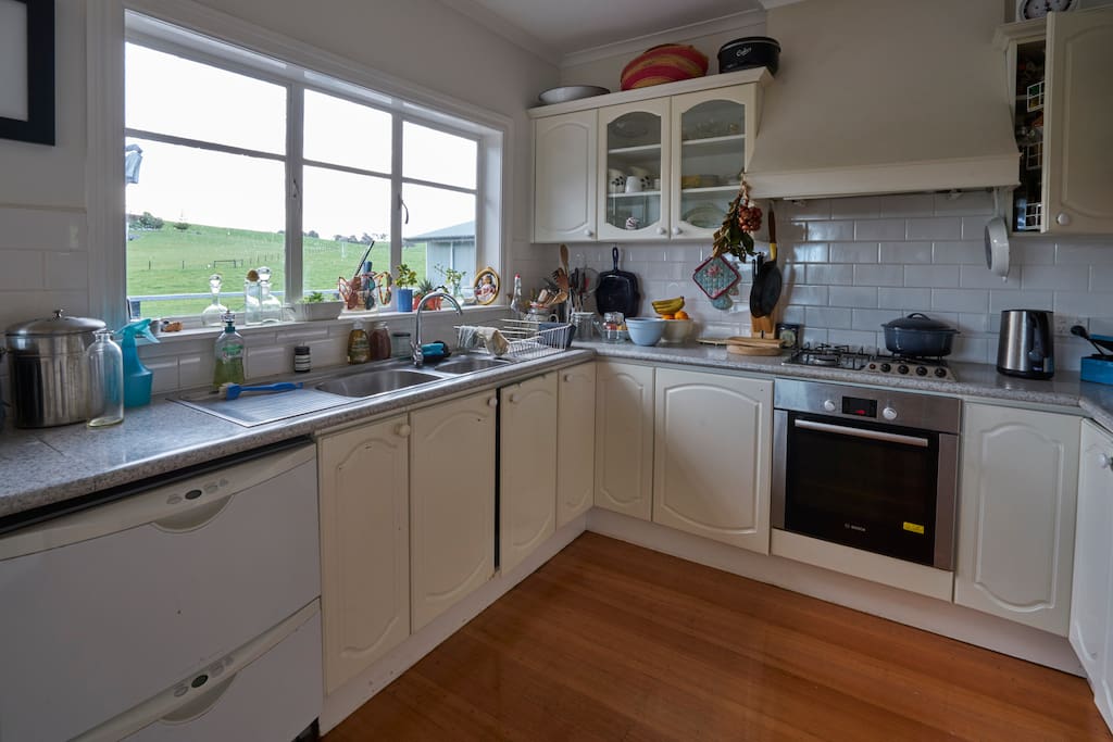 The kitchen is super practical and very well eqipped...and the views!