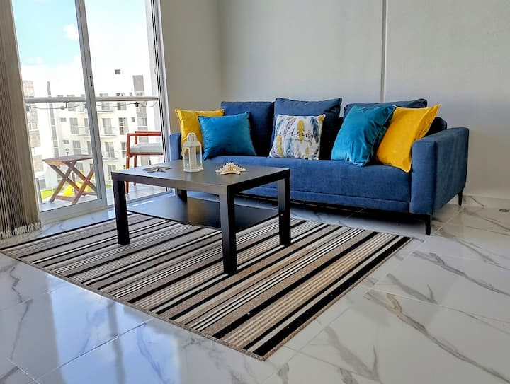 Relájate en nuestra sala moderna y espaciosa, perfecta para desconectar