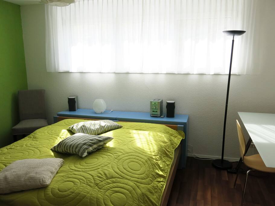 Ein Einzelbett mit zusätzlicher Matratze zum Ausziehen